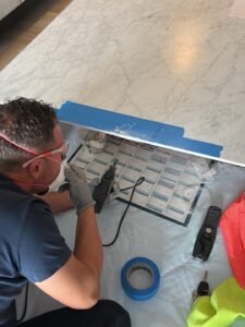Réparation d’une table en marbre