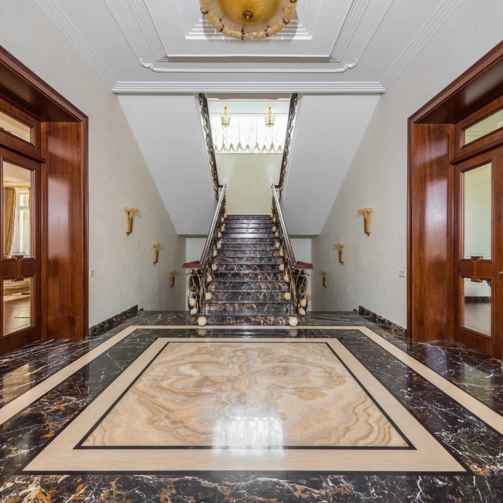 Hall d’immeuble haussmannien en marbre