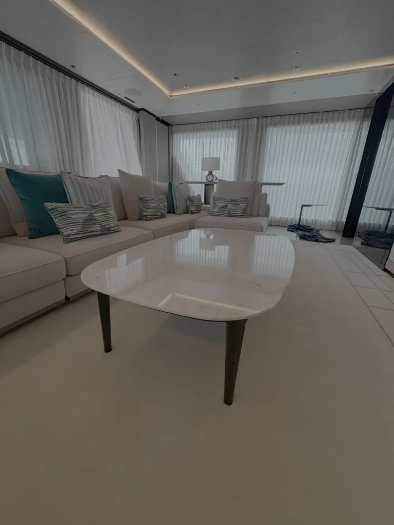 Détail du poli miroir sur un plateau en marbre