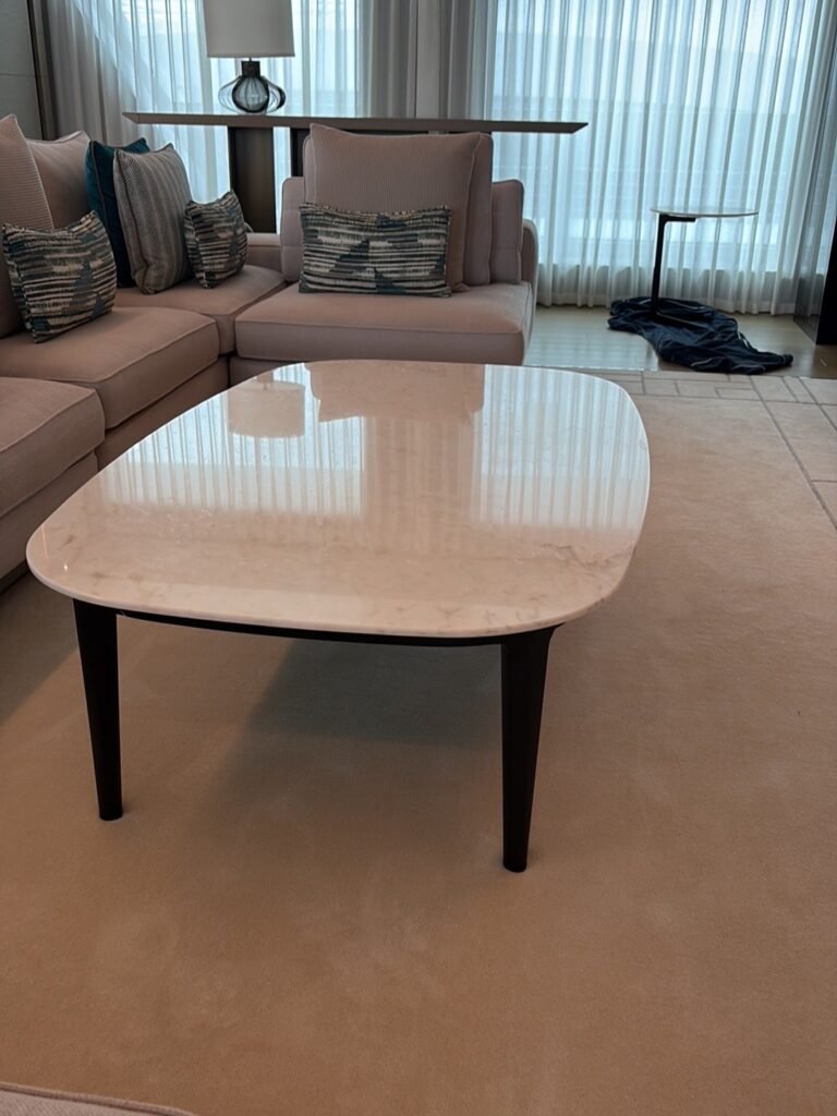Table de salon en marbre restaurée